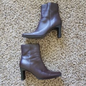 2/10$ Brown leather winter boots with heel